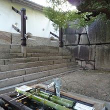 桜門をくぐったところにある