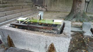 桜門を入って左脇にあります