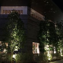 関西初出店のロンハーマン。カフェもあります。