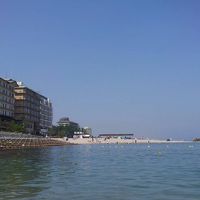 真ん中の茶色い旅館です。