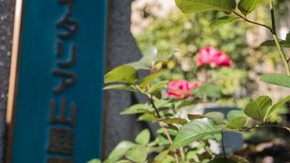 2つの洋館がある庭園