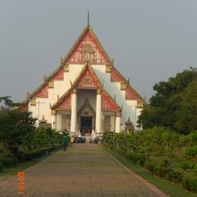 寺院までには、長い参道が続きます。荘厳な大きな建物です。