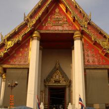 寺院の入口が見えて来ました。参拝客と建物の大きさの対比です。
