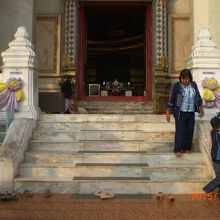 寺院の入口です。中に入るには、履物を脱ぐのがしきたりです。