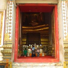寺院の入口の様子です。黄金仏像の足元だけが少し見えます。