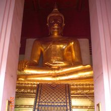 入口を入るとようやく黄金の仏像が見えます。高さ１７ｍあります