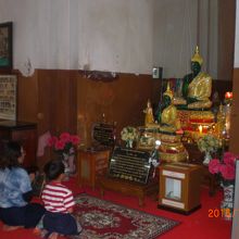 寺院の内部の様子です。信者や参拝客が祈りを捧げています。