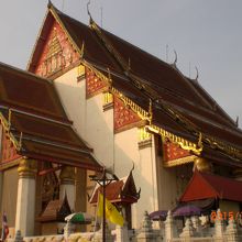 黄金仏像を収めている建物側面の様子です。高く大きい建物です。