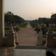 寺院の出入口から参道を見た様子です。長い参道が続いています。