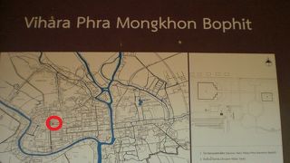 ヴィハーン プラ モンコン ボピット は、タイの中で最も大きな黄金仏像を擁する寺院です。