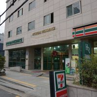 セブンイレブンが一階にあります。