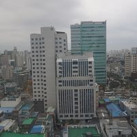 部屋からの景色です。屋上からだと市内を３６０度のパノラマで見