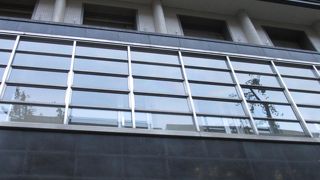 御堂筋を淀屋橋駅から難波の方に向かって少し行った右手にあります