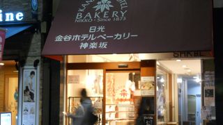 こじんまりした直営ショップ