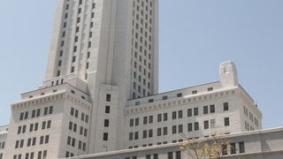 ロサンゼルス・ダウンタウンにそびえ立つ白く優雅な建物