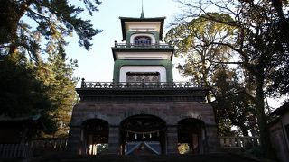 神社とステンドグラスの景観が面白い。