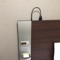 ベッド脇の読書灯。新しいので設備はよいです