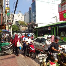 にぎやかな通りです