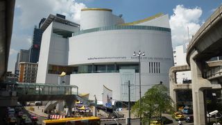 ナショナルスタジアム駅至近の大きな建物