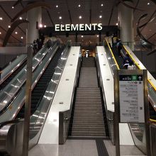 駅からエスカレータを昇ります