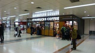 改札口の近くです