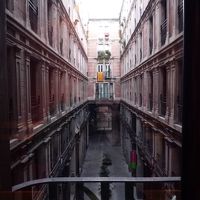 ホテルの中庭、窓をあけると向かいの客室が近い