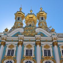 宮殿の上にある５つの黄金ドームが印象的。