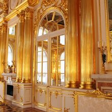 宮殿内には鏡が多用されています。