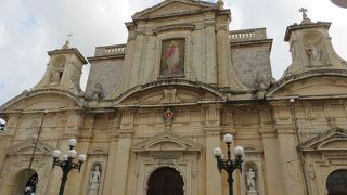 中央祭壇の左の棚には・・・