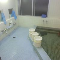 3〜4名ほどが入れる浴室。