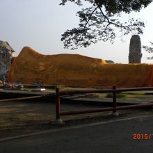 寝た姿勢の釈迦像です。全長２８ｍもある巨大な釈迦像です。