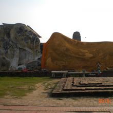 寝た姿の釈迦像の上半身部分の様子です。