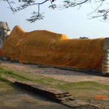 寝姿の釈迦像の足元の方向から撮影した写真です。