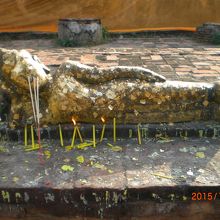 寝姿の釈迦像のミニチュア像です。金箔が張られています。