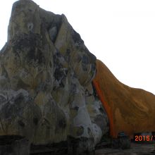 寝姿の釈迦像を頭の方向から見た様子です。