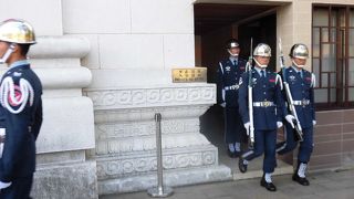 陽射しも女性の目線もあつい