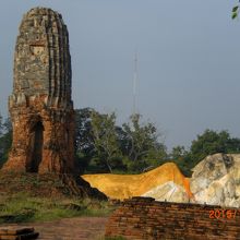 寝姿の釈迦像の背中の部分と唯一の仏搭の様子です。
