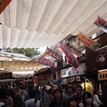 メイン通りは屋根があるので雨の日も散策可能です！