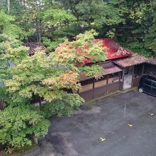 ベランダから眺める温泉建屋