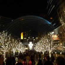 中心のスクウェアに向かう景色