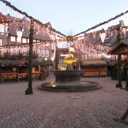 クリスマスの時期に訪れたドイツのハルツ地方の町ゴスラーは、ドイツで１１番目の世界遺産になった町で、ブロッケン山の伝説による魔女の町でもある中心部の広場です。
