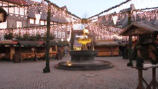 クリスマスの時期に訪れたドイツのハルツ地方の町ゴスラーは、ドイツで１１番目の世界遺産になった町で、ブロッケン山の伝説による魔女の町でもある中心部の広場です。