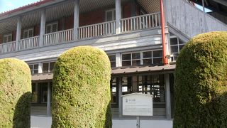 残っているのが奇跡のような建物です。