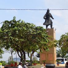 川に向かって建っています