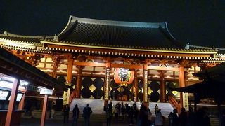 夜のライトアップされた浅草寺もいい雰囲気です