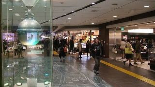 改札口を出ずにお土産探しをするなら地下1階で