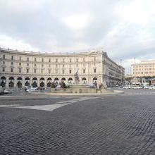 共和国広場の周囲の半分は回廊のある二つの建物