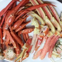 カニは食べやすいように切り込みが入ってます。