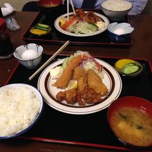 ミックスフライ定食。1000円。