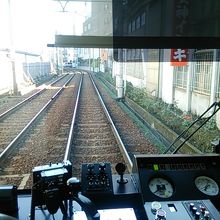 運転台は路面電車なので中央です